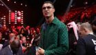 تحت أنظار رونالدو.. دميتري بول يفرض سطوته في الملاكمة (فيديو)