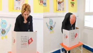 الرئيس قيس سعيد وقرينته أثناء الإدلاء بصوتيهما بالانتخابات