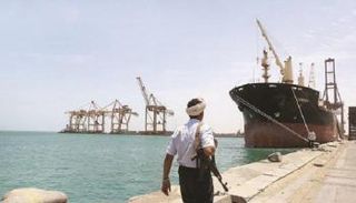 مسلح يمني على ساحل البحر الأحمر - أرشيفية