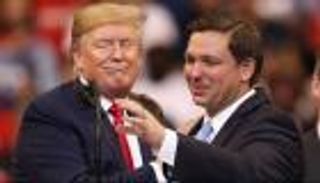 «جاذبية» ترامب تخترق حملة ديسانتس لطرق الأبواب في أيوا