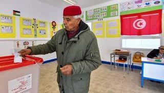 ناخب تونسي يدلي بصوته في الانتخابات المحلية - أ.ف.ب