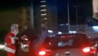 في لبنان.."بابا نويل" يفقد أعصابه ويضرب مواطنا (فيديو)