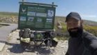 10 آلاف كيلومتر خلال عام.. خالد الشعيبي رحالة تونسي يزور 21 دولة أفريقية بدراجة هوائية