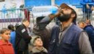 بدء توزيع مياه شرب محطات التحلية الإماراتية على مراكز الإيواء في غزة (صور)