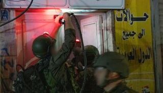 أثناء عمليات الاقتحام لشركات الصرافة بالضفة