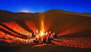 أشخاص يجتمعون حول النار للتدفئة - أرشيفية