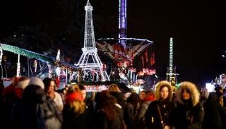 سائحون قرب برج إيفل في باريس