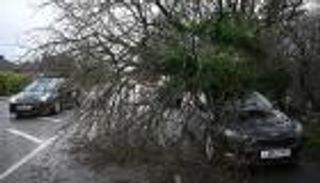 إعصار «غيريت» يضرب بريطانيا.. والنتائج مأساوية