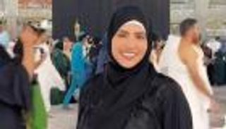 نور ستارز تؤدي مناسك العمرة