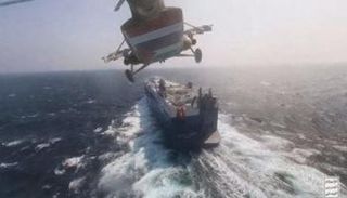 مروحية حوثية تحلق فوق سفينة شحن بالبحر الأحمر (أرشيفية)