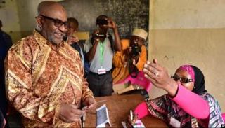 رئيس جزر القمر يدلي بصوته بالانتخابات السابقة