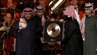 تركي آل الشيخ يهدي محمد عبده أسطوانة من الذهب