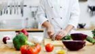 شيف فرنسي شهير يثير الجدل.. والسبب "تصرف فاحش"