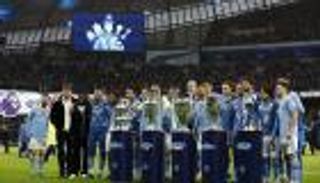 أمام جماهير «الاتحاد».. مانشستر سيتي يحتفل بالخماسية التاريخية (صور)