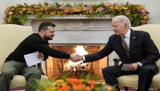 جانب من لقاء سابق بين الرئيسين الأمريكي بايدن والأوكراني زيلينسكي 