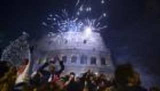 أطنان من الألعاب النارية تستعد لإعلان دخول 2024