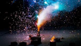 ألعاب نارية صاروخية احتفالا برأس السنة