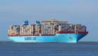 بعد تعرض سفينتها لهجوم.. ميرسك تعلق عبورها بالبحر الأحمر لمدة 48 ساعة