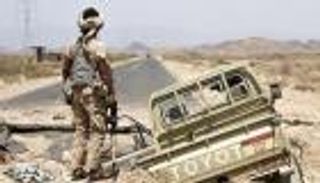 الجيش اليمني يدك معسكرا حوثيا بتعز.. ويصد هجوما في الجوف