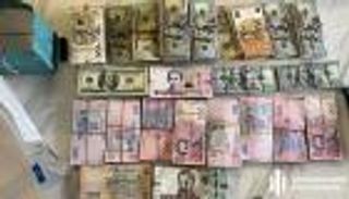 "مداهمات الفساد"في أوكرانيا.. ساعات فاخرة وسيارات ودولارات