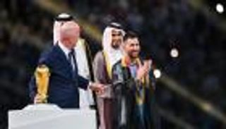 ميسي يكشف مصير "بشت" التتويج بكأس العالم