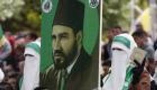 زيت على نار الخلافات الإخوانية.. ماذا وراء رسائل بديع والشاطر الغامضة؟