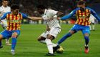 ماذا كان يقصد؟.. فينيسوس يوجه رسالة بحذاء أسود