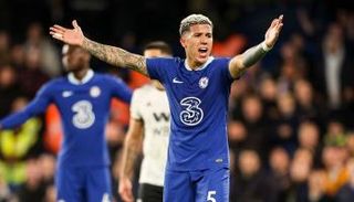 إنزو فيرنانديز في ظهوره الأول مع تشيلسي