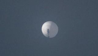 منطاد تجسس يطير في السماء فوق بيلينغز