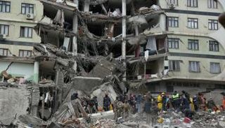 مبنى تعرض لانهيار جزئي في مدينة ديار بكر التركية جراء الزلزال