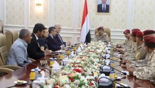 وزير الدفاع اليمني لدى لقائه وفد المعهد الديمقراطي الأمريكي