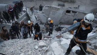 قوات الإنقاذ تبحث عن عالقين تحت الأنقاض