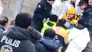 أحد أفراد قوات الإنقاذ يحمل الرضيع