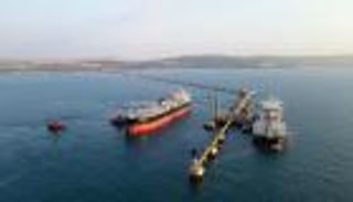 تبعات زلزال تركيا.. السيطرة على التسرب النفطي بميناء جيهان