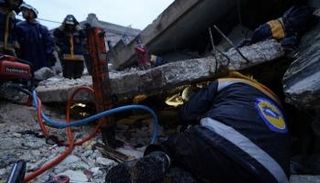 رجال الإنقاذ يبحثون عن أحياء تحت الأنقاض
