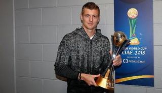 توني كروس نجم ريال مدريد مع كأس العالم للأندية