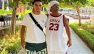 نجم برشلونة القادم.. من هو نجل رونالدينيو الحالم بتكرار مشوار والده؟