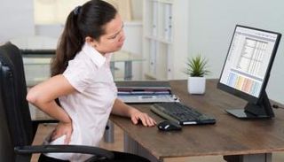  الانحناء الشديد للظهر يأتي نتيجة الجلوس لساعات طويلة أمام الحاسوب - أرشيفية