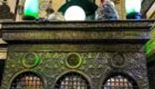 رئيسة الديوان وأم العواجز.. سر ارتباط المصريين بالسيدة زينب (خاص)