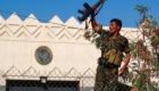 اعتقلهم الحوثيون.. موظفون يمنيون تخلت عنهم واشنطن