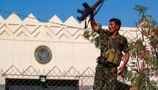 أحد عناصر الأمن المواليين للحوثيين