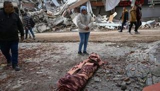 امرأة تبكي أمام جثة قتيل جراء الزلزال في تركيا