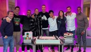 كريستيانو رونالدو مع أصدقائه