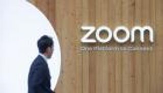 نهاية فترة ازدهار "زووم".. شطب وظائف وخفض رواتب