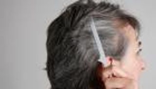 نصائح للعناية السليمة بالشعر الأبيض.. احذر من المجفف