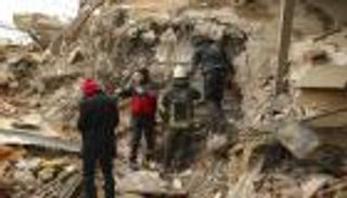 بعد 52 ساعة.. انتشال امرأة حية من تحت الأنقاض في تركيا