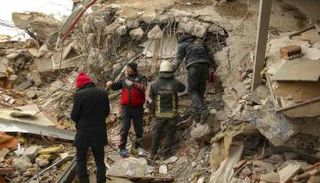 عناصر الإنقاذ يحاولون العثور على ناجين عالقين تحت الأنقاض في تركيا