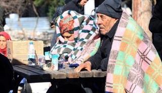 كبار السن يعانون جراء الزلزال الذي ضرب تركيا