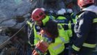 فريق إماراتي ينقذ عائلة سورية من تحت أنقاض منزلها جراء زلزال تركيا (صور)