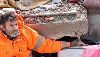 تركي يحتضن يد ابنته العالقة تحت الأنقاض